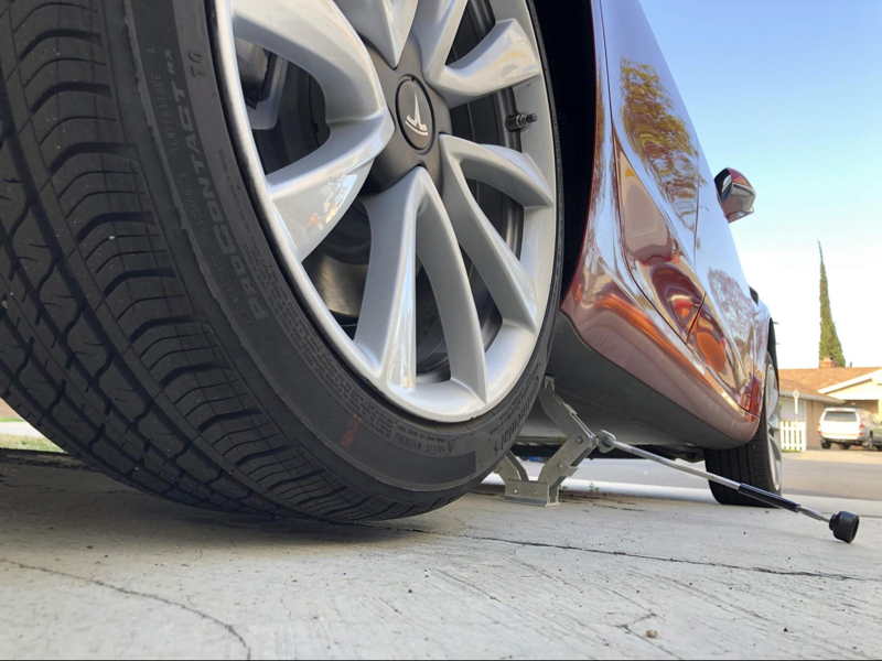 Roadside jack that can be used on the Tesla Model 3
